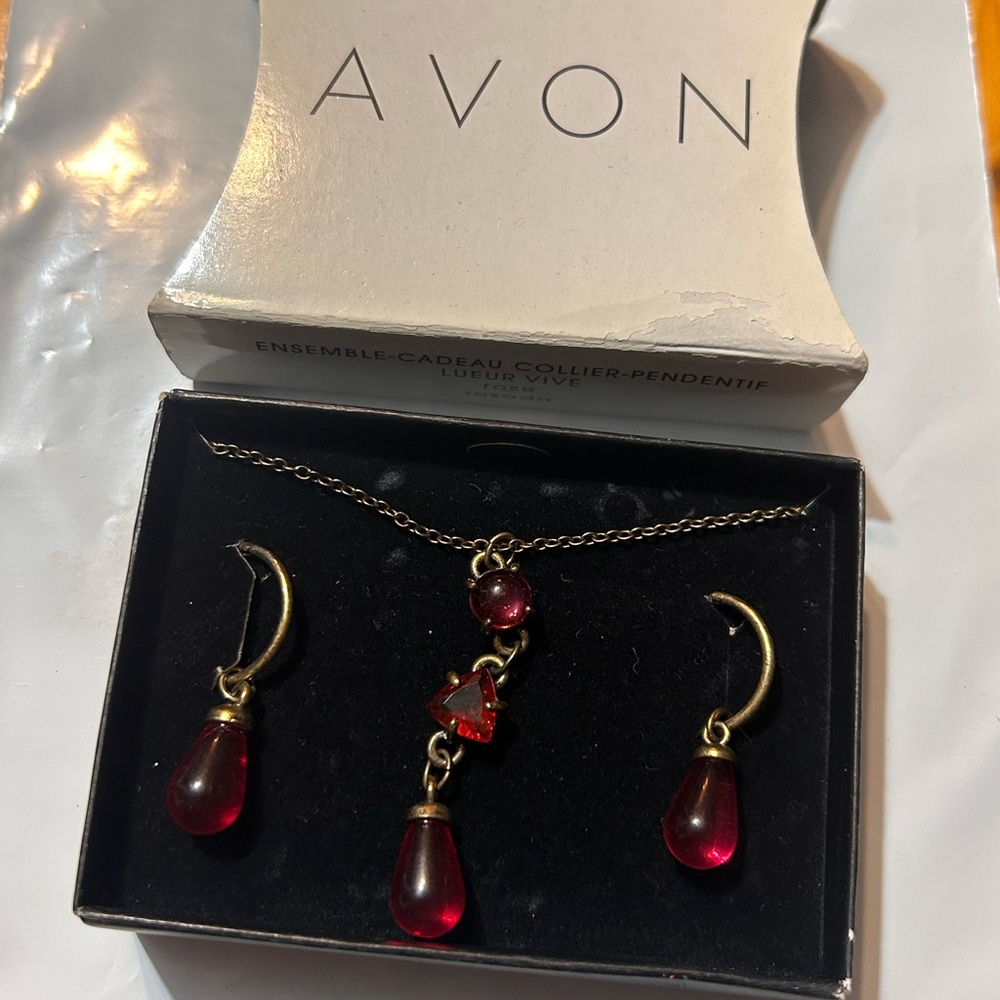 AVON vibrant glow drop necklace gift set